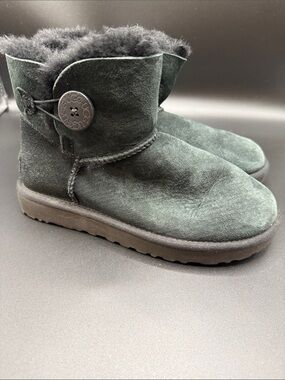 Black Short UGG SZ. 6